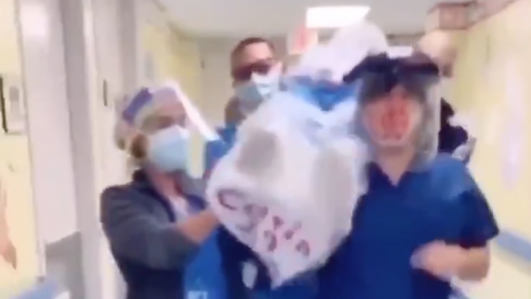 Enfermeros que bailan con un supuesto cadáver embolsado con la etiqueta ‘covid-19’ indignan a la Red