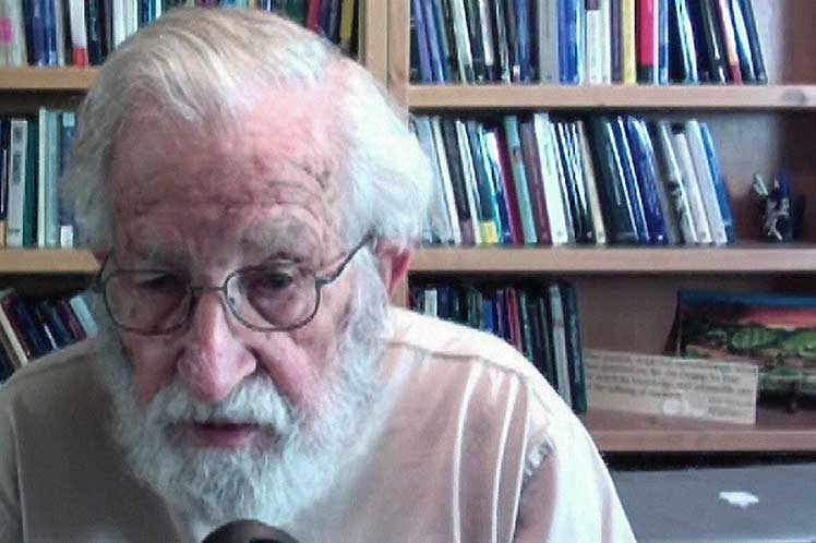 Estadounidense Noam Chomsky llama a superar la plaga neoliberal (Vídeo)