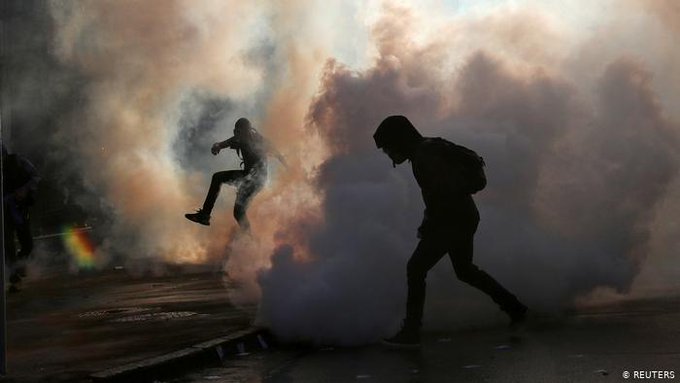 Las violentas bandas de vendedores ambulantes que irrumpen en las protestas en Chile