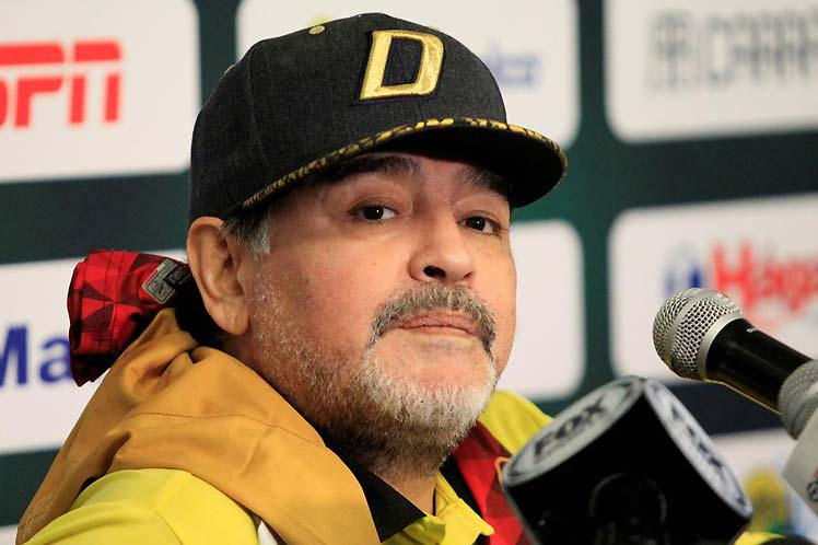 Maradona un D10S incoherentemente humano