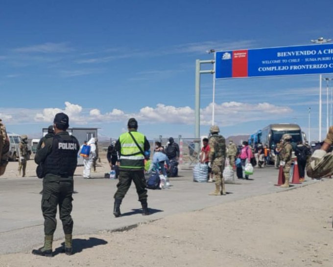 Bolivia reporta largas filas en frontera con Chile por controles