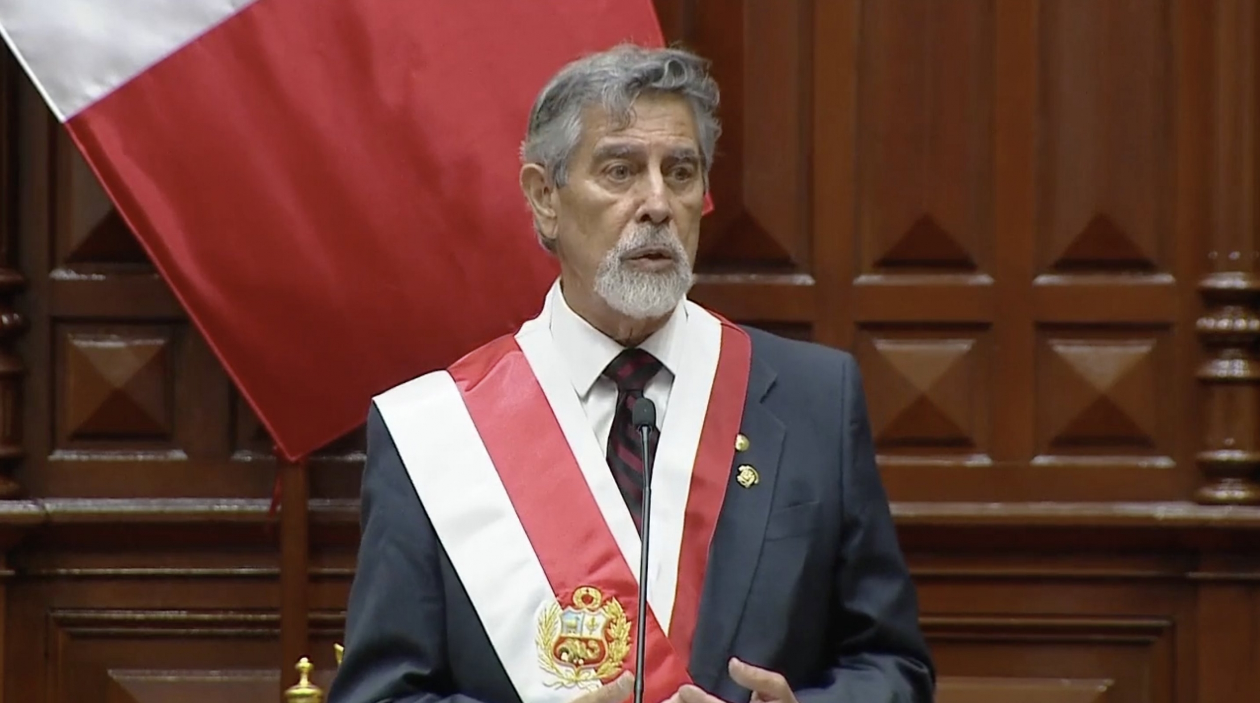 Nuevo presidente de Perú toma juramento a encabezado por
