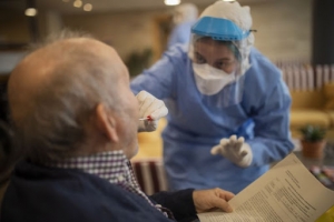 Ancianos esperan horas en Florida, EE.UU., para recibir vacuna