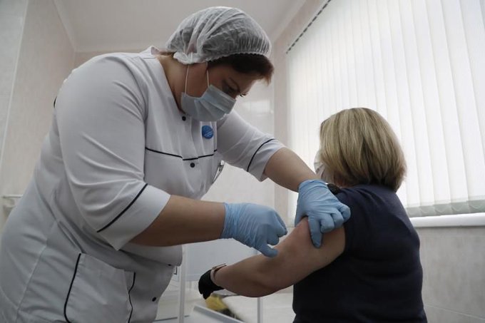 Rechazo a las vacunas abre una nueva brecha al virus en Rusia