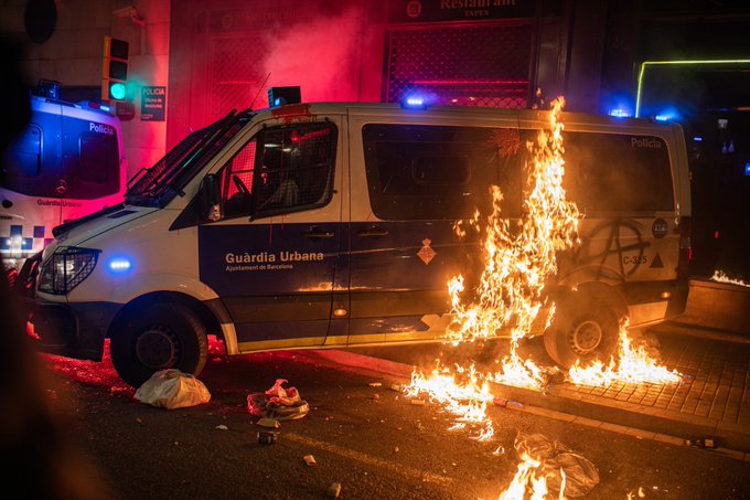 Ataques a bancos, comercios y un furgón policial en nuevos disturbios en  Barcelona – Diario Digital Nuestro País