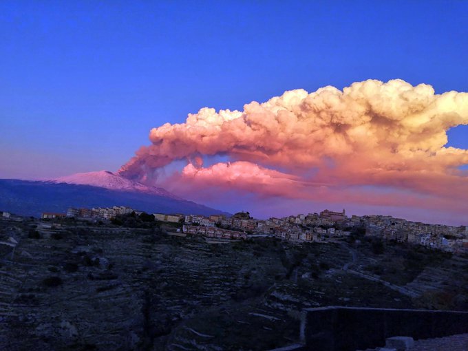 Volcán italiano Etna entra en erupción - Diario Digital ...