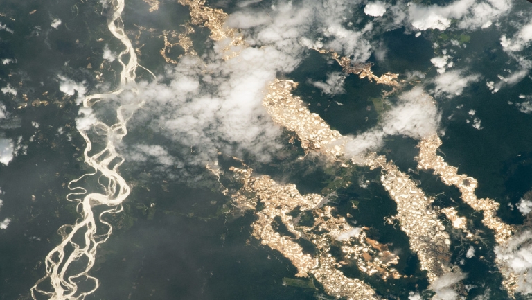 Captan desde la EEI impresionantes ‘ríos de oro’ en Perú
