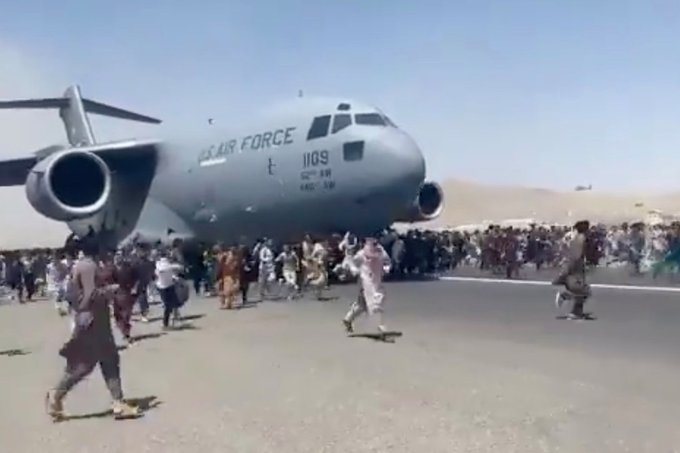 Pánico y caos en el aeropuerto de Kabul: afganos desesperados se aferran a aviones y algunos parecen caer desde el aire (VIDEOS)