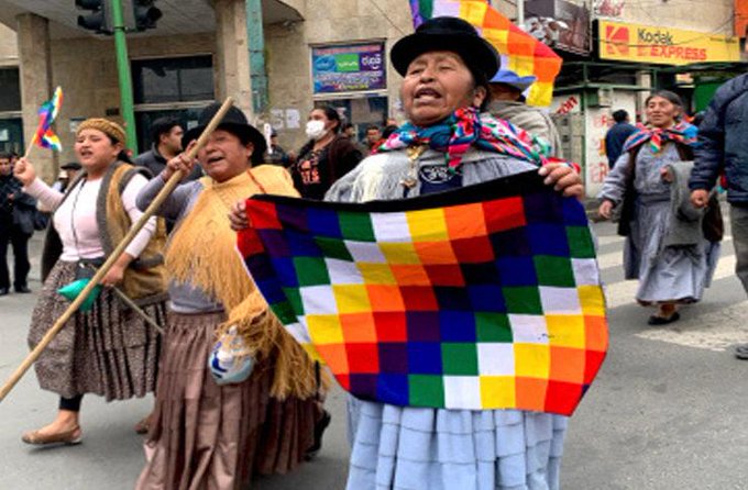 Evo Morales considera un agravio acciones contra símbolos de Bolivia
