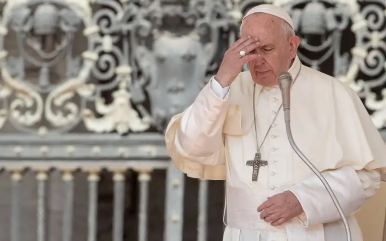 El Papa insta a la Iglesia a reconocer sus «errores» en los casos de abusos a menores