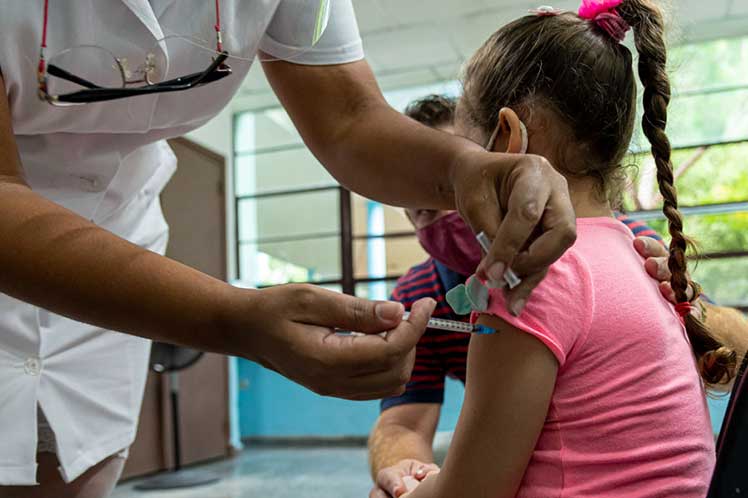 Vacunas antiCovid-19 en niños como un pinchazo salvador