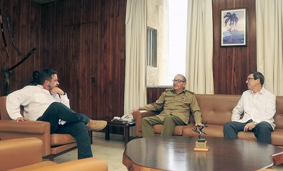 Manuel "Manu" Pineda mit General Raúl Castro. | Bildquelle: https://t1p.de/jctw © Na | Bilder sind in der Regel urheberrechtlich geschützt