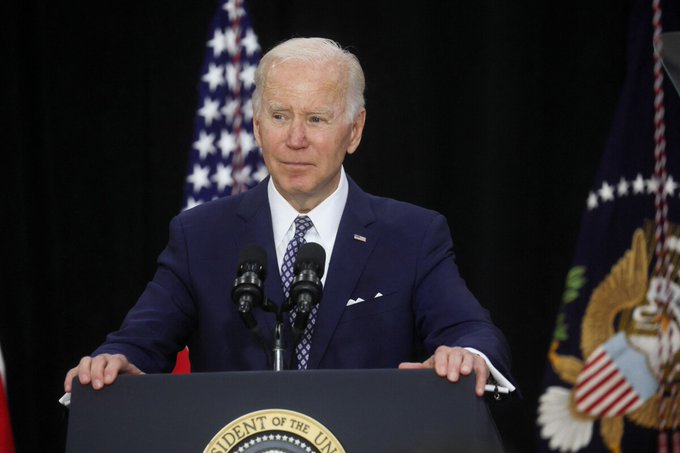 Biden insta a los legisladores a aprobar leyes que prohíban las armas de asalto en Estados Unidos