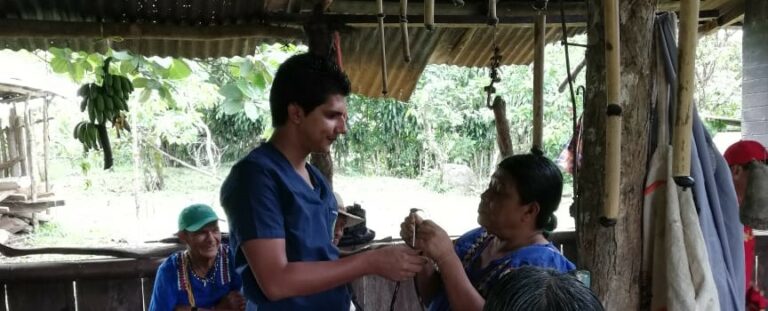 Un médico, un microbiólogo y varios estudiantes vencen las lluvias y el barro para prevenir enfermedades en la población ngäbe