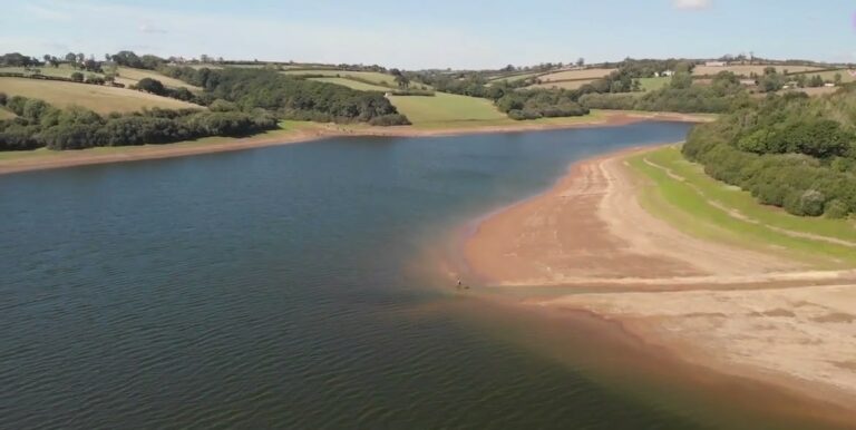 Así ha quedado este lago del Reino Unido debido a la sequía que asola Europa
