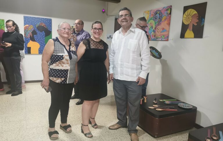 Pintora Lidia Verónica honra jornada de cultura cubana en Costa Rica