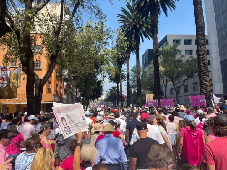 Presidente de México califica marchas contra reforma electoral como «excusa» opositora