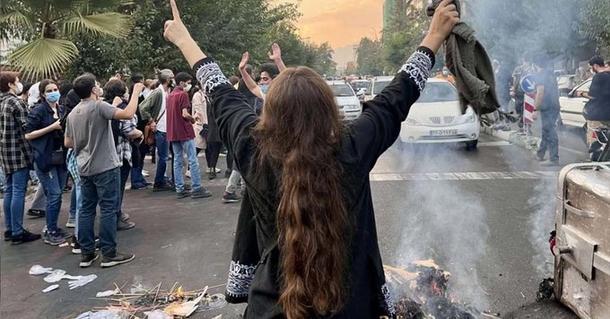 Las fuerzas de seguridad iraníes reprimen una protesta en Mahabad