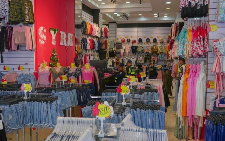 Instituciones del gobierno intervienen tiendas SYR