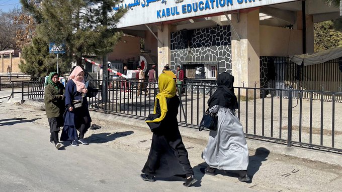 Decenas de mujeres afganas protestan por la prohibición de acceso a educación universitaria