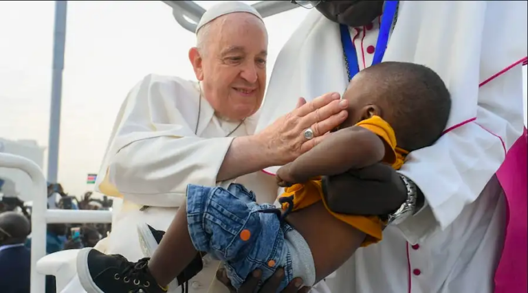 El Papa Francisco pone fin a su viaje en África y regresa a Roma