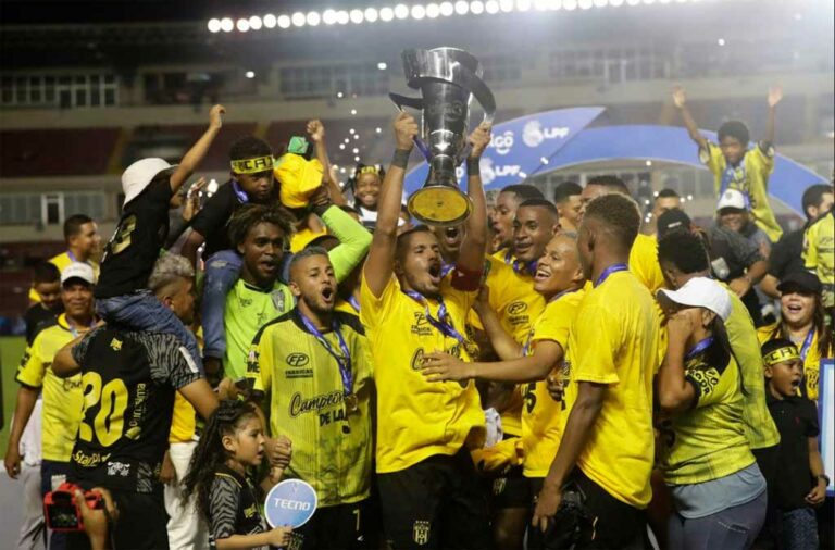 CAI celebra campeonato de torneo Apertura de fútbol panameño