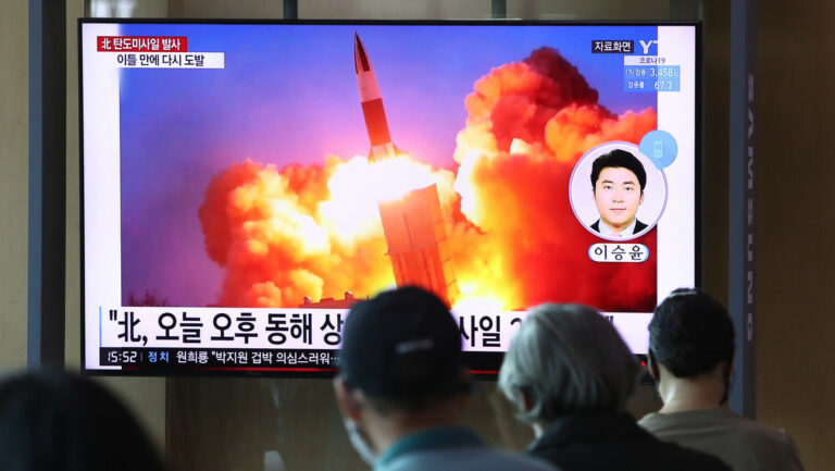 Corea del Norte lanza un cohete portador hacia el sur