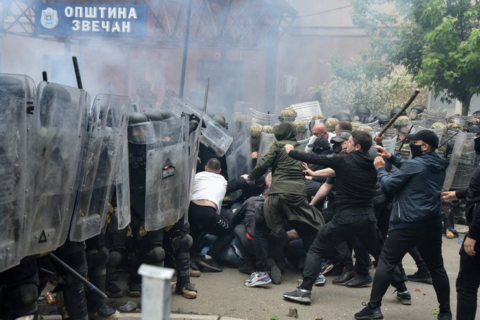 La OTAN despliega más tropas en Kosovo tras protestas que dejaron 30 militares heridos