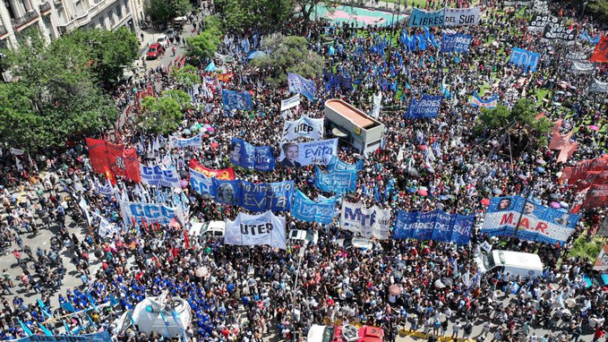 «No somos la casta»: centrales obreras de Argentina marchan masivamente contra el decreto de Milei