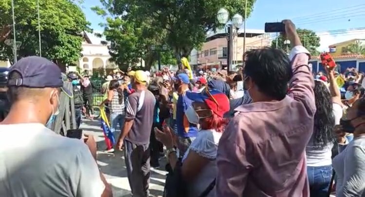 Ciudadanos salen a las calles por segundo día consecutivo en Yaracuy | Contrapunto.com