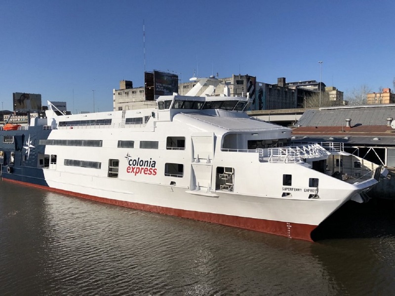 Ferry Boat Colonia Express pronto para embarcar