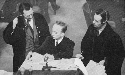 Rudolf Aschenauer (til høyre) som forsvarer under [[Einsatzgruppen-prosessen]]. [[Benjamin Ferencz]] (aktor) i midten.