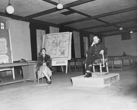 Герхард Маурер даёт показания 17 ноября 1947 года. Рядом с ним переводчица Эмили Полин-Кобб.