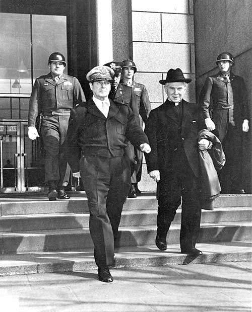 Pater Walsh med general [[Douglas MacArthur]] i [[Tokyo]] (1948)