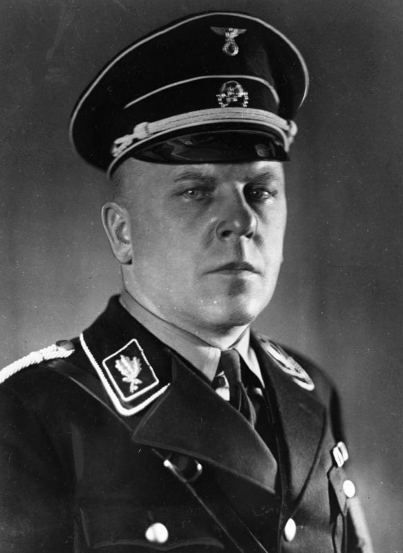 Max Amann (1891-1957) i SS-uniform på 1930-tallet. Foto: Deutsches Bundesarchiv