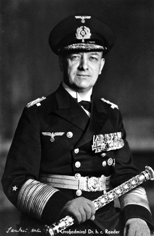 [[Storadmiral]] Erich Raeder med [[gallauniform]] for [[Kriegsmarine]] og [[marskalkstav]] [[1940]] <br><small>Foto: Deutsches Bundesarchiv</small>
