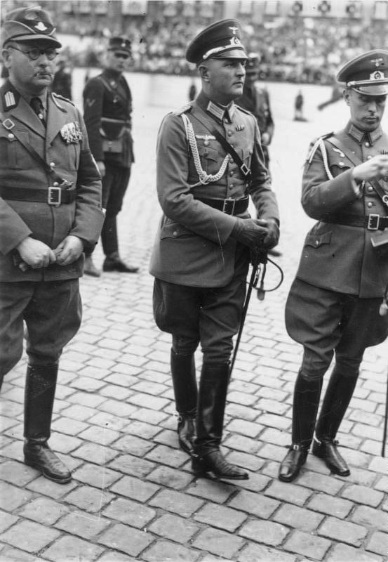 Daværende major, seinere general, Friedrich Hossbach (i midten), [[Adolf Hitler]]s [[adjutant]], og [[NSDAP|nazistiske partifeller]] [[1934]].