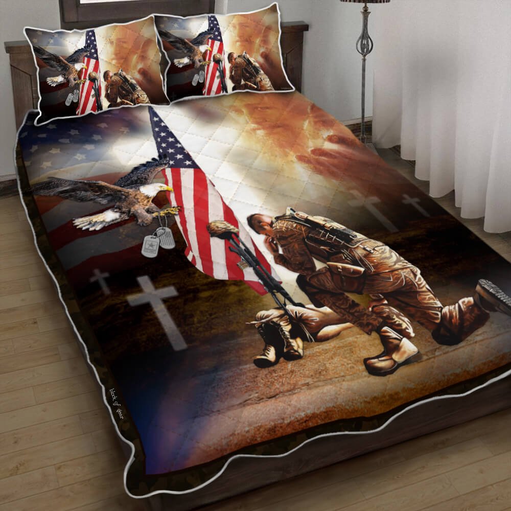 Kneel Before Jesus And Soldiers Cross Quilt Bedding Set