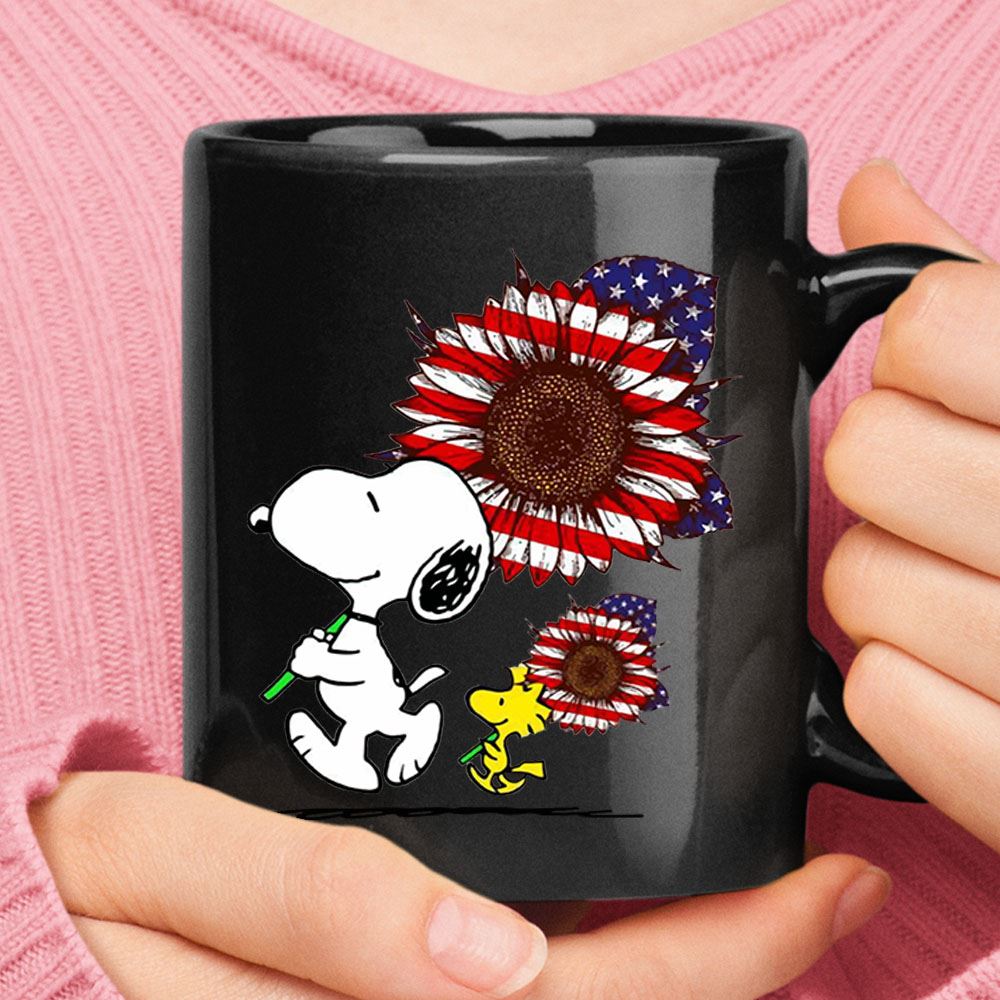 Woodstock And Snoopy Holding The Us Sunflower Flag Mug
